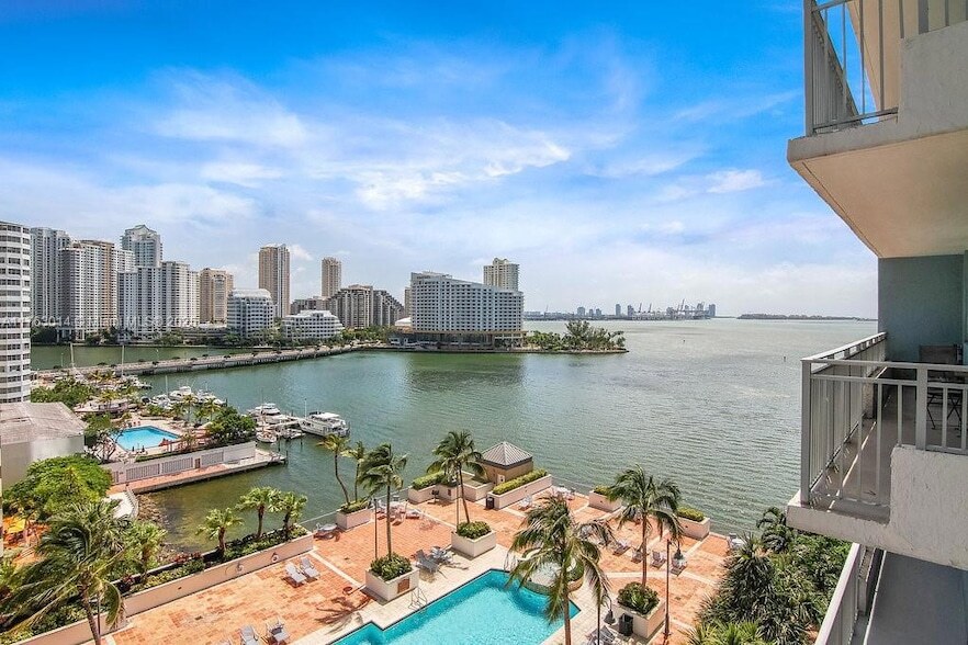1111 Brickell Bay Dr, Unit 1404 in Miami, FL - Building Photo