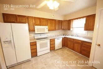 221 Rosewood Ave in Pocatello, ID - Building Photo - Building Photo