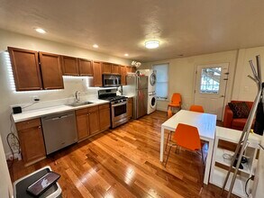 130 W 8th St, Unit 4-bed 2-bath in Boston, MA - Foto de edificio - Building Photo