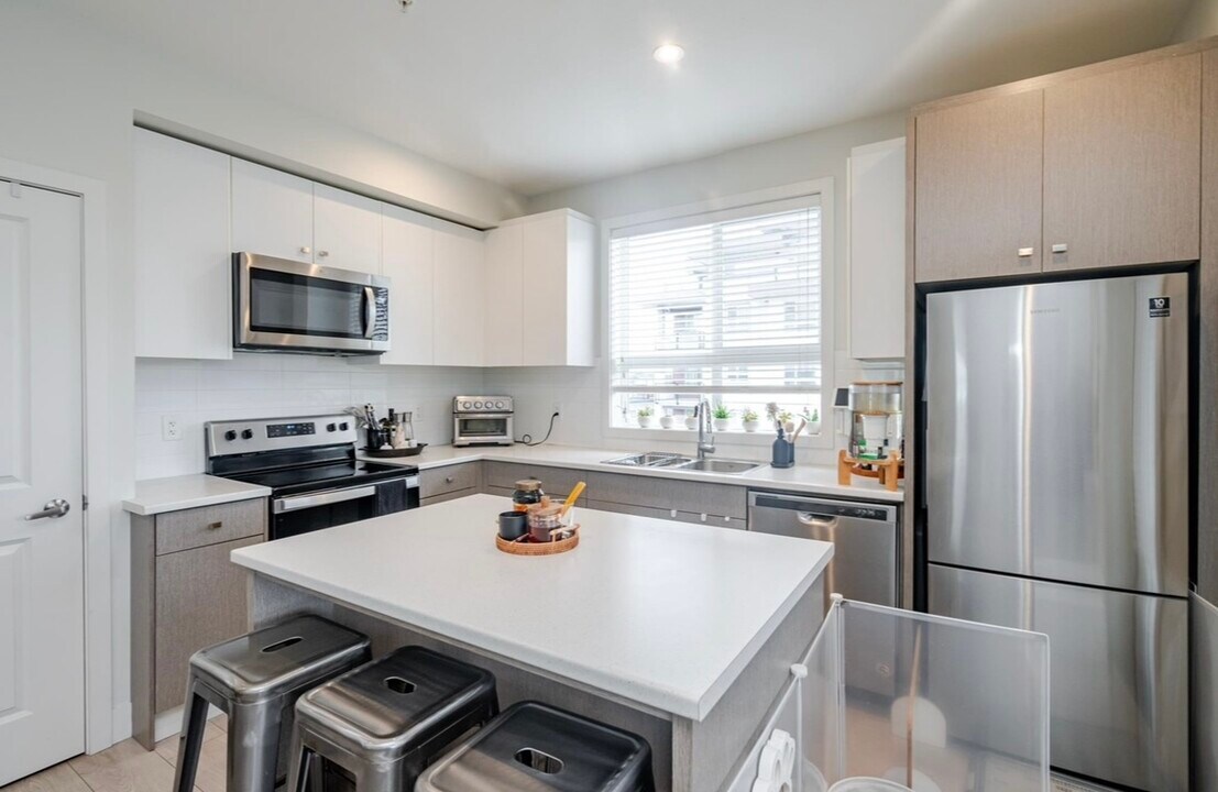 1516 Mccallum Rd in Abbotsford, BC - Building Photo