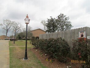 16161 Tiger Bend Rd in Baton Rouge, LA - Building Photo - Building Photo