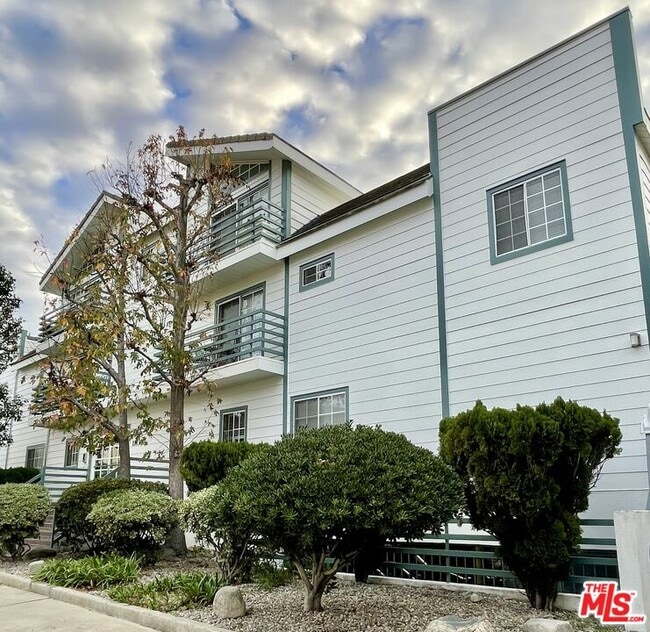 11738 Mayfield Ave in Los Angeles, CA - Building Photo - Building Photo