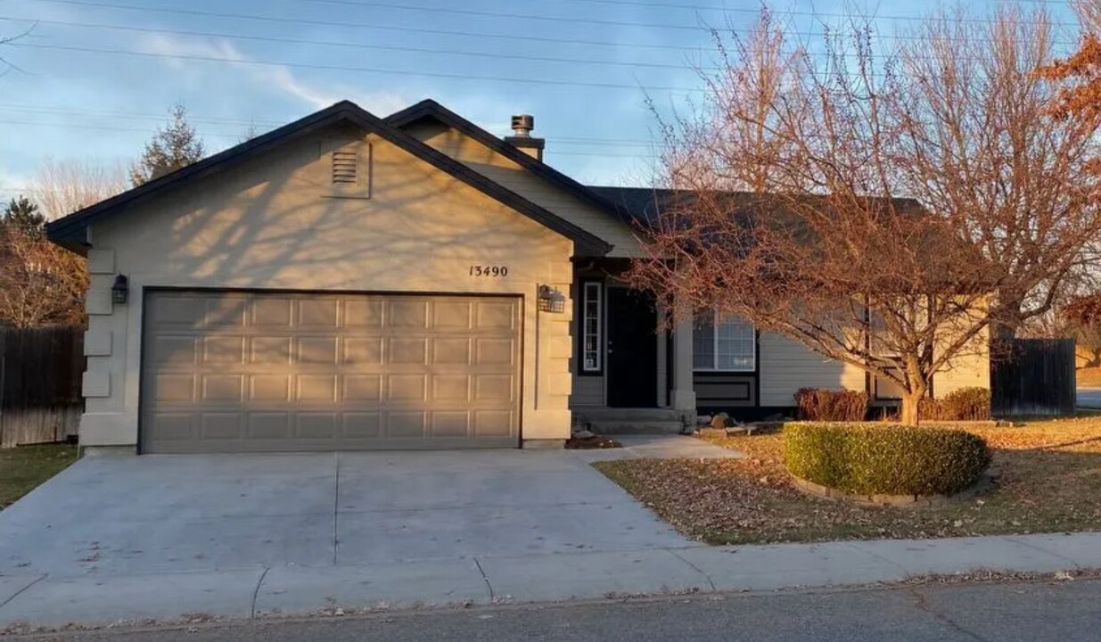 13490 W Persimmon St in Boise, ID - Building Photo