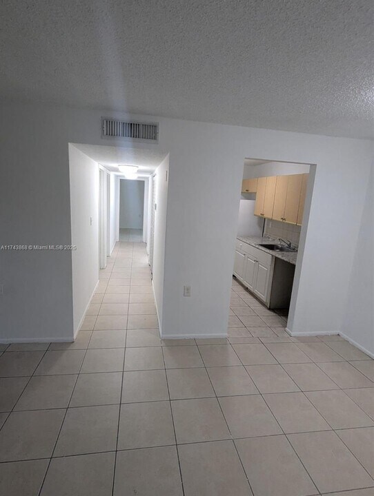 1200 Lake Victoria Dr in Royal Palm Beach, FL - Building Photo