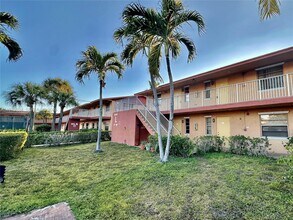 95 NE 41st St in Oakland Park, FL - Foto de edificio - Building Photo