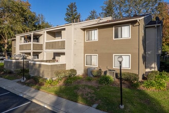 Mission Woods Condominiums in Ontario, CA - Foto de edificio - Primary Photo
