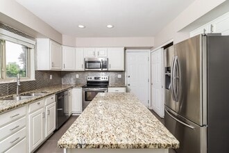 8133 Rose Petal Dr in Florence, KY - Building Photo - Building Photo