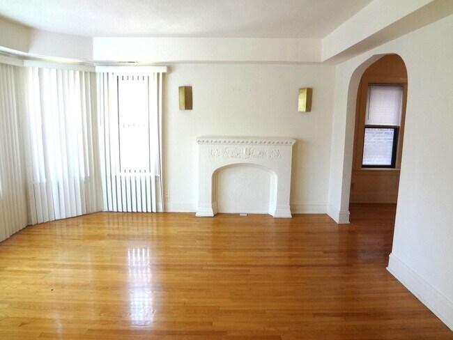 8009 S Phillips Ave, Unit 3 in Chicago, IL - Building Photo - Building Photo