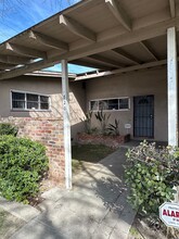 1243 Trinity Ave in Modesto, CA - Foto de edificio - Building Photo