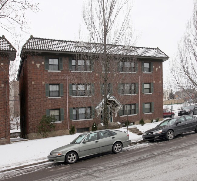 704 E Shady Dr in Pittsburgh, PA - Foto de edificio - Building Photo