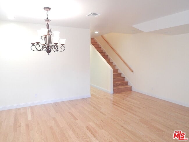 2018 Hillcrest Dr in Los Angeles, CA - Building Photo - Building Photo