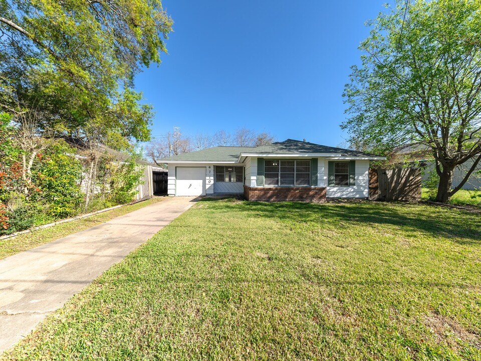 4710 Glenmont St in Bellaire, TX - Building Photo