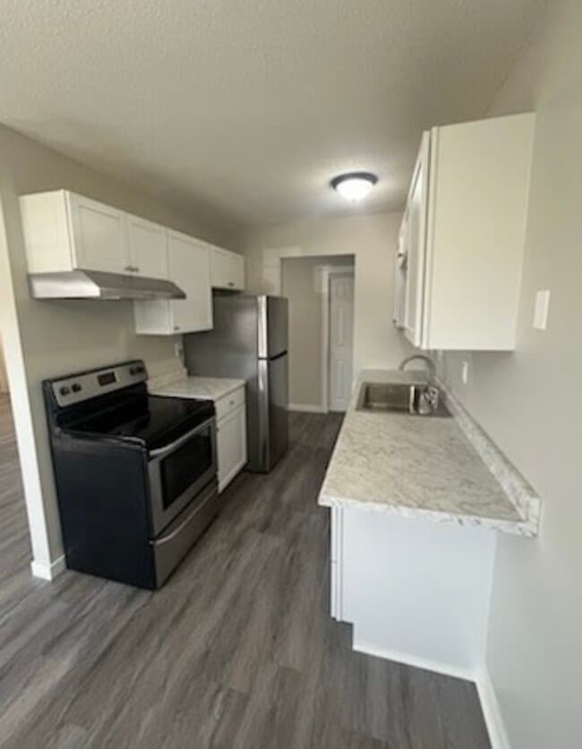 930 Westbrooke Way in Hopkins, MN - Foto de edificio - Building Photo