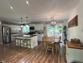 3667 Reynolds Rd in Nanaimo, BC - Building Photo - Building Photo