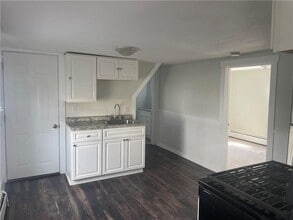 10 Ryan Ave in Bristol, RI - Building Photo - Building Photo