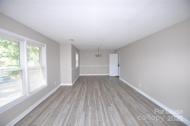 242 N Sharon Amity Rd in Charlotte, NC - Building Photo - Building Photo