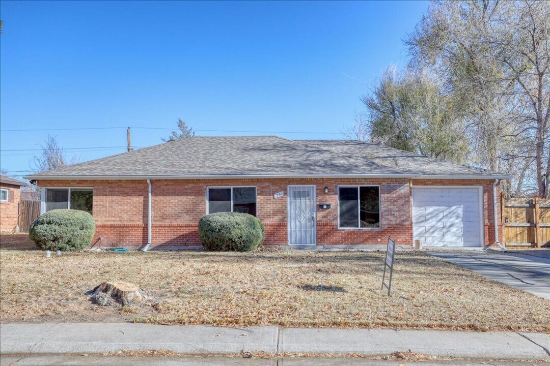 842 Troy St in Aurora, CO - Building Photo