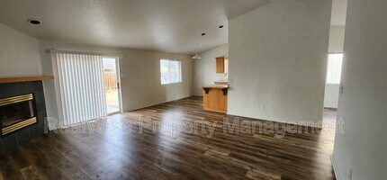 735 NE Negus Pl in Redmond, OR - Building Photo - Building Photo