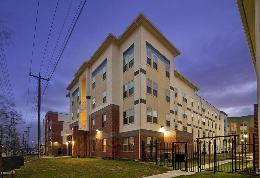 703 N San Marcos in San Antonio, TX - Building Photo