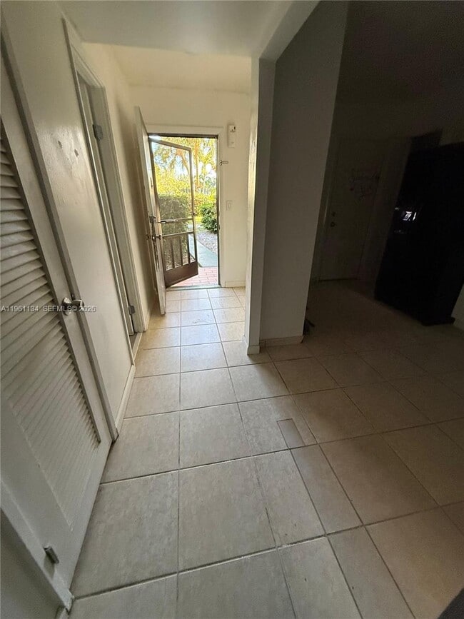 1710 NE 191st St in Miami, FL - Building Photo - Building Photo