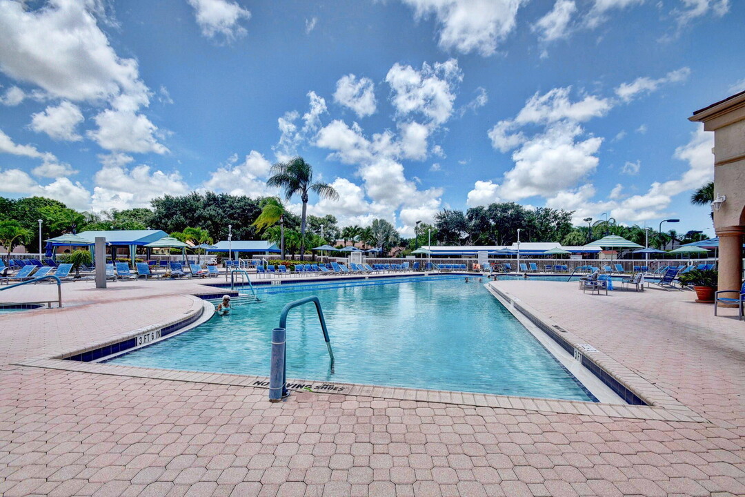 5475 Verona Dr, Unit F in Boynton Beach, FL - Building Photo