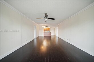 100 Lakeview Dr in Weston, FL - Building Photo - Building Photo