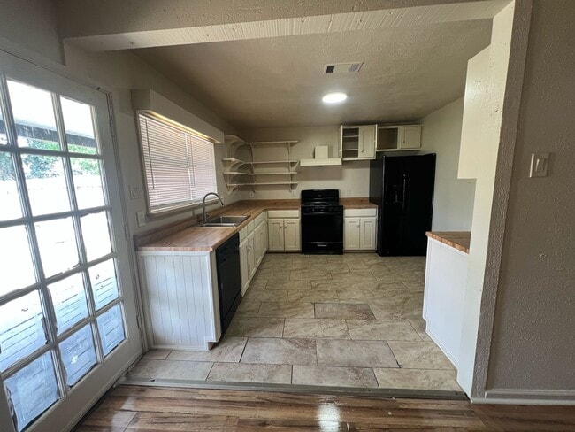 2420 Ave A in Nederland, TX - Building Photo - Building Photo
