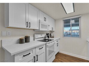 5160 Indian River Dr in Las Vegas, NV - Building Photo - Building Photo