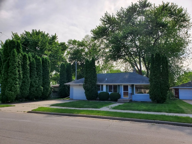 1163 Higgins Ave in Neenah, WI - Foto de edificio - Building Photo