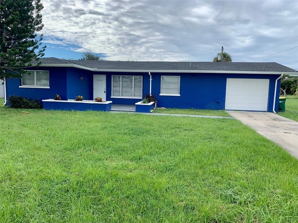 22097 Bronxville Ave in Port Charlotte, FL - Building Photo