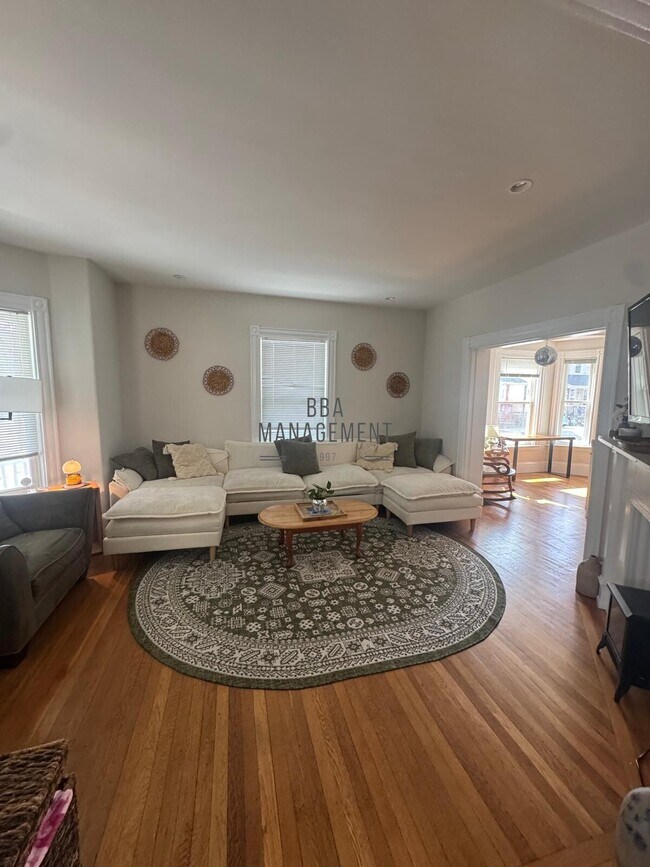58 Saunders St, Unit 1 in Boston, MA - Building Photo - Building Photo