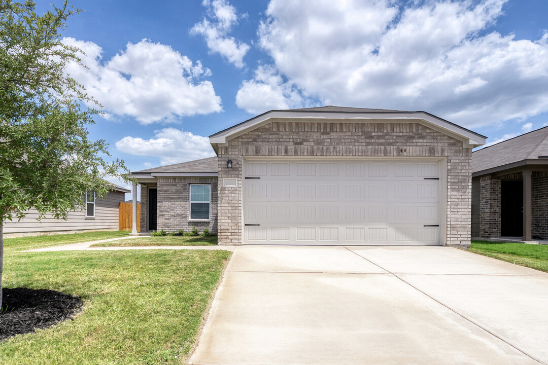 15226 Bufflehead Crk in Von Ormy, TX - Building Photo