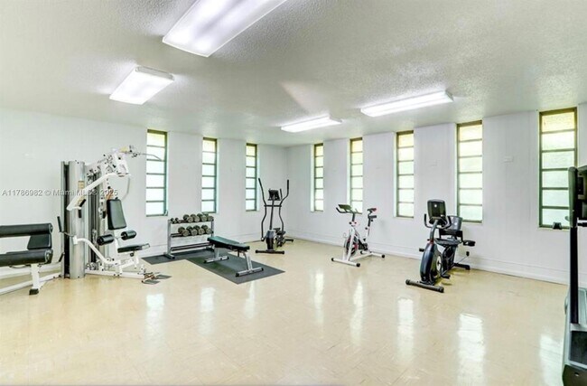 5031 W Oakland Park Blvd in Lauderdale Lakes, FL - Building Photo - Building Photo