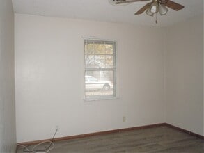 831 Strong Ave, Unit *B in Collinsville, IL - Building Photo - Building Photo