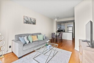 7524 Lake Shore Blvd W in Toronto, ON - Building Photo