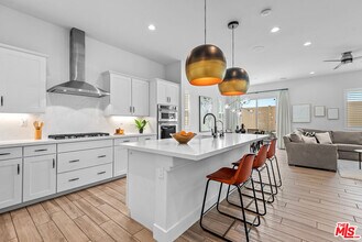 670 Daniel Freeman Cir in Inglewood, CA - Building Photo - Building Photo