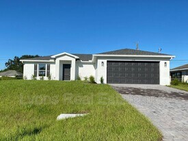 2744 NE 5th Pl in Cape Coral, FL - Building Photo