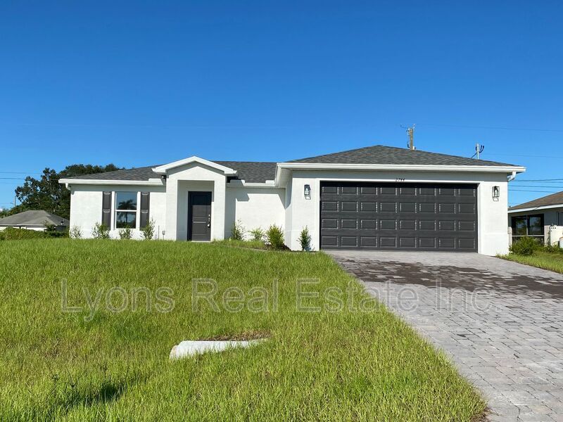 2744 NE 5th Pl in Cape Coral, FL - Building Photo