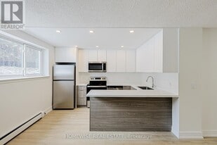 81 Ontario St in Bowmanville, ON - Building Photo