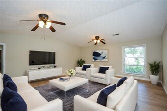 3237 Creek Hollow Dr in Marietta, GA - Foto de edificio - Building Photo