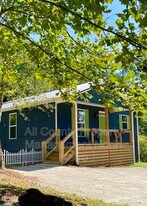 5390 Valley Dr in Cumming, GA - Building Photo