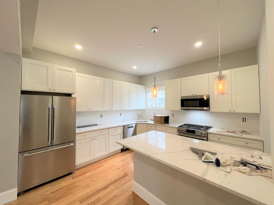 73 Pearl St, Unit 2 in Somerville, MA - Building Photo