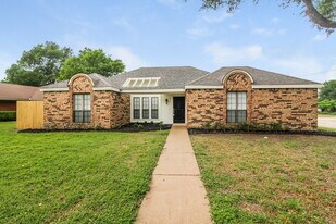 429 Partridge Cir in Desoto, TX - Building Photo