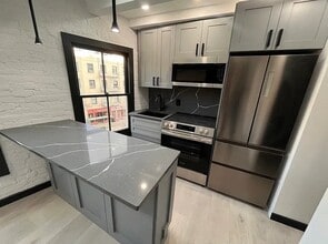 202 E 13th St, Unit 3 in New York, NY - Building Photo - Building Photo