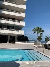 1402 Brickell Bay Dr, Unit 1203 in Miami, FL - Foto de edificio - Building Photo