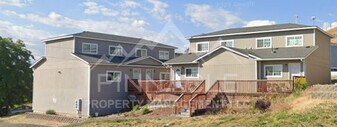 323 Emerald Rd, Unit C in Granger, WA - Building Photo