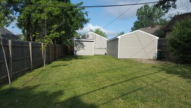 519 N Waukegan Rd in Lake Bluff, IL - Foto de edificio - Building Photo