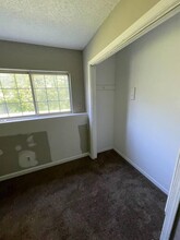 4709-4723 Switzer Rd in Merriam, KS - Building Photo - Interior Photo