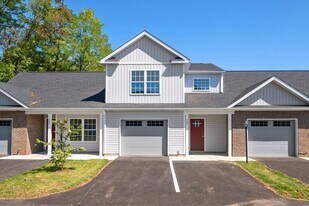 2740 Village Dr in Waynesboro, VA - Building Photo