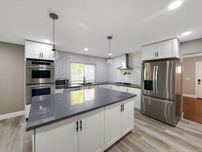 5816 Radio Ct in San Diego, CA - Building Photo - Building Photo